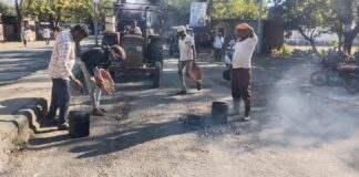 अखेर दुधाची ताण ताकावर, मराठी मनी प्रमाणे, शहरातील मुख्य रस्त्यावरील खड्ड्यांचे डागडूगीचे काम सुरू,